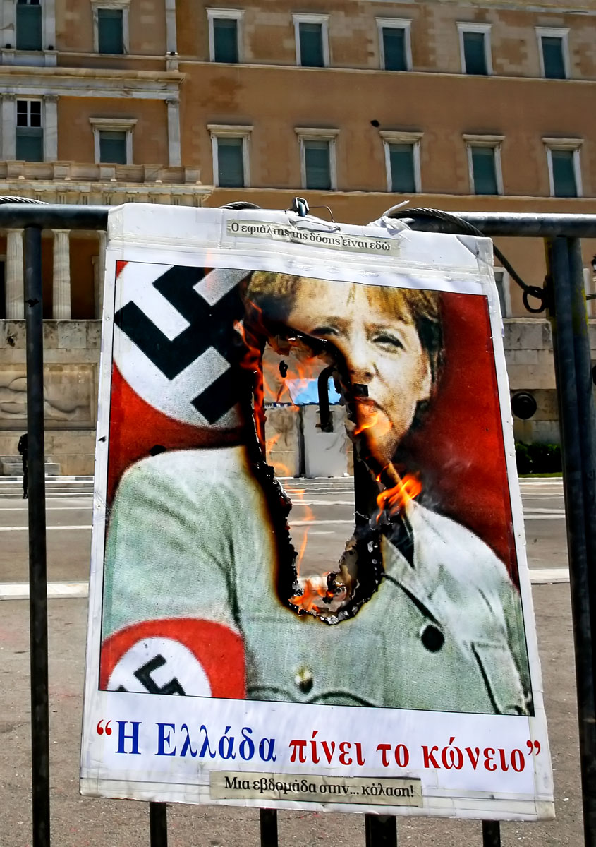 Németellenes poszter a görög parlament előtt. Egymásra mutogatnak
