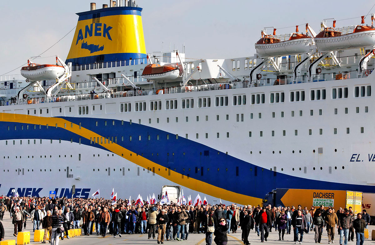 Sztrájkoló tengerészek a pireuszi kikötőben. Privatizálják őket?