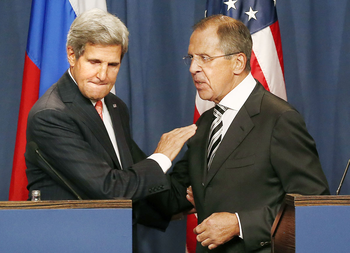 John Kerry amerikai külügyminiszter (balra) és orosz kollégája, Szergej Lavrov a genfi keretegyezség bejelentése után. A Szíriára mérendő csapások közvetlen veszélye elhárult, a polgárháborúnak azonban nincs vége