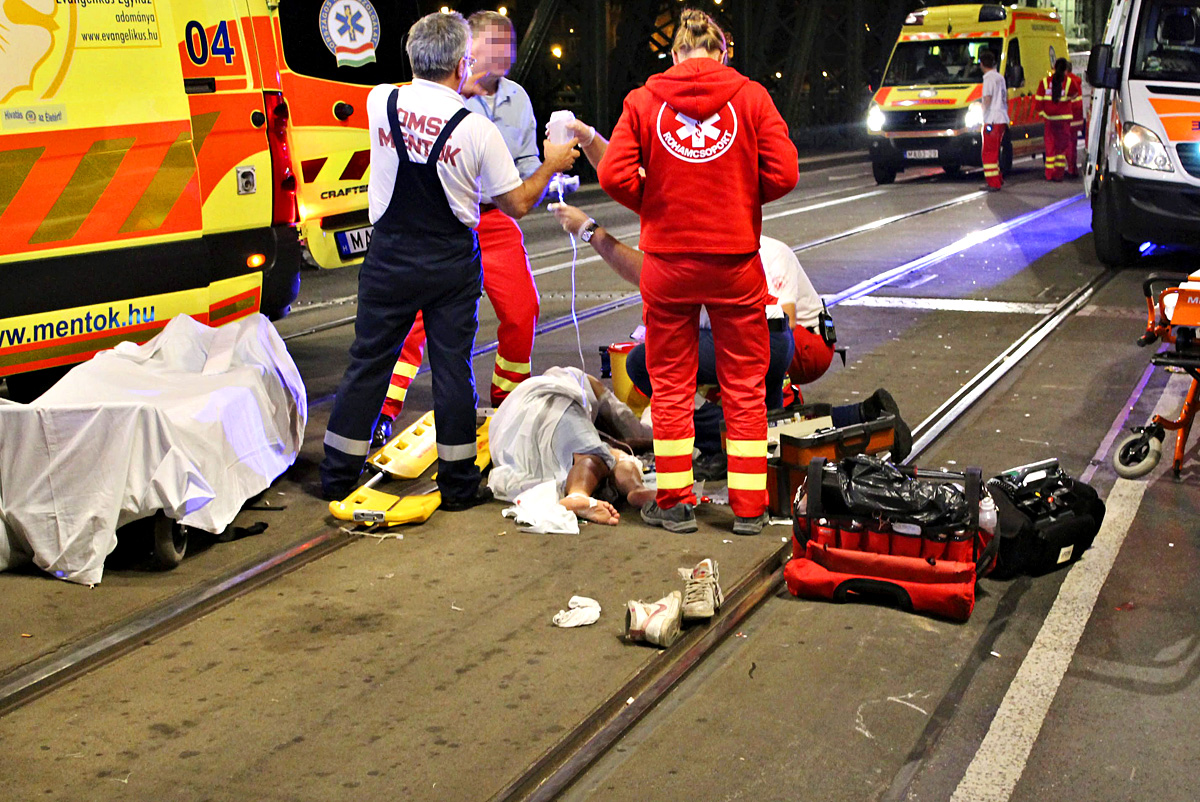 Mentők ellátnak egy sérültet Budapesten, a Szabadság hídon, aki megsérült egy kötélhúzó versenyen
