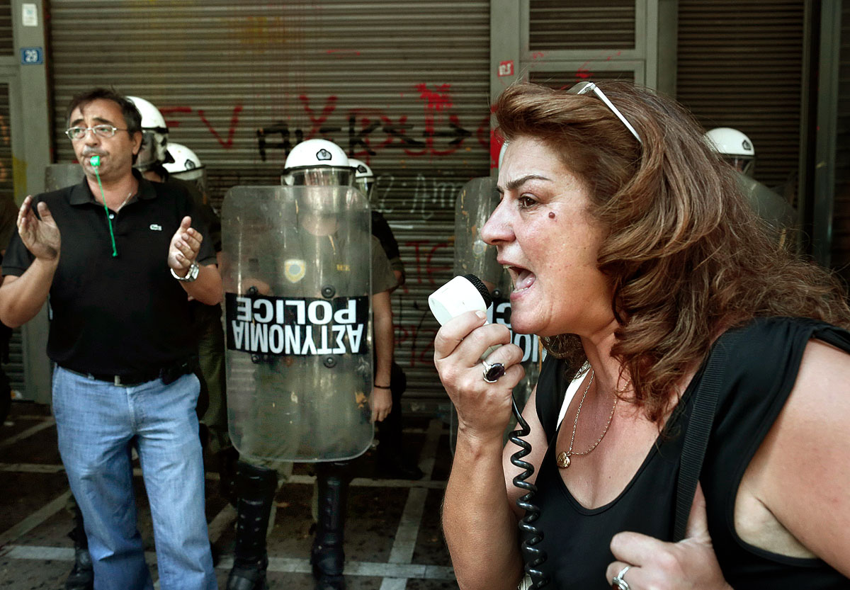Az állami alkalmazottak elbocsátása ellen tiltakoznak Athén belvárosában