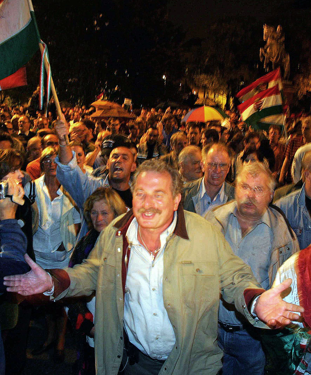 2006. szeptember 17., Bencsik András, a békemenetek szervezője a Parlament előtt