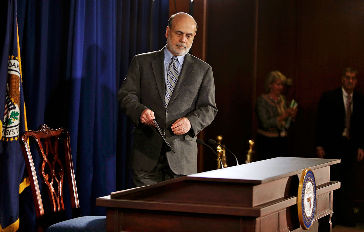 Ben Bernanke érkezik a döntésről szóló sajtótájékoztatóra. Óvatos a Fed