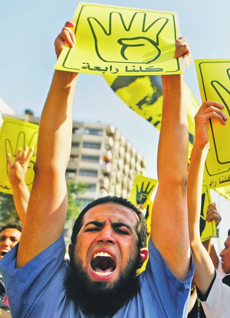 Az eltávolított Mohamed Murszi elnök mellett demonstrál egy a Muzulmán Testvériséghez tartozó tüntető Kairóban