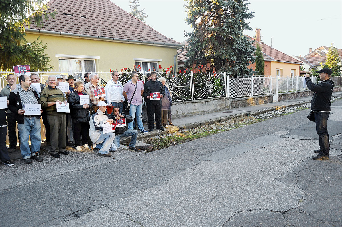 „A tüntetés végeztével egy szervezőforma ember még egyszer sorba állította és lefényképezte őket, mintha dokumentálni akarná a feladat elvégzését.”