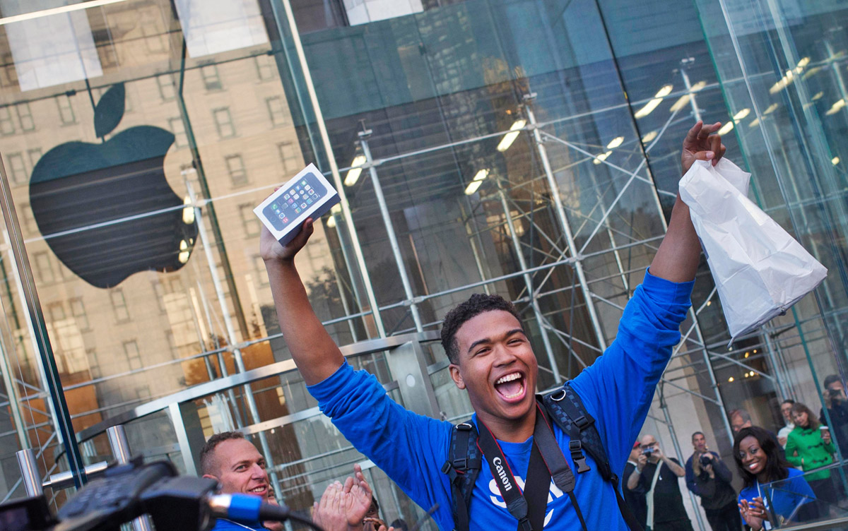 Az iPhone 5S egyik új tulajdonosa Manhattanben, a Fifth Avenue-n. Nem mindegy, hány készüléket vesznek a hét végén