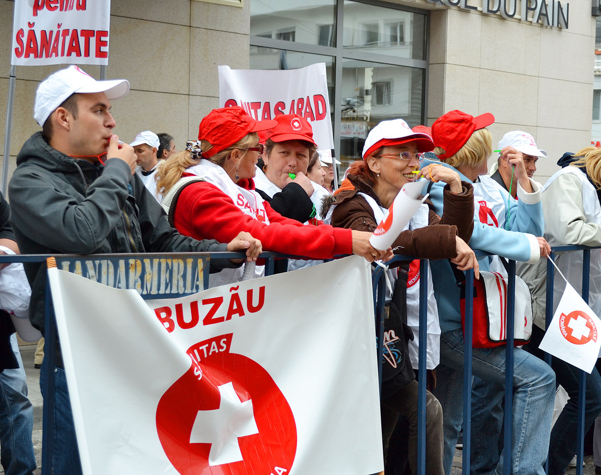 Orvosok és ápolók tüntetnek Bukarestben. Sokan megunják, és külföldre mennek