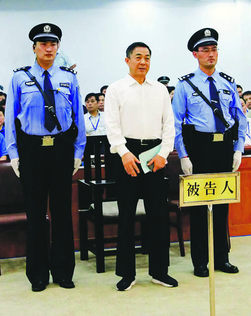 Bo Xilai hallgatja az ítéletet