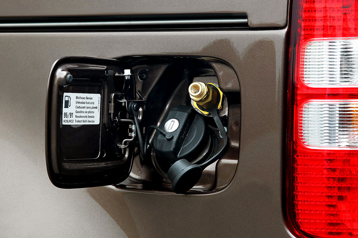 Benzin- és CNG-csatlakozó a VW Caddyben