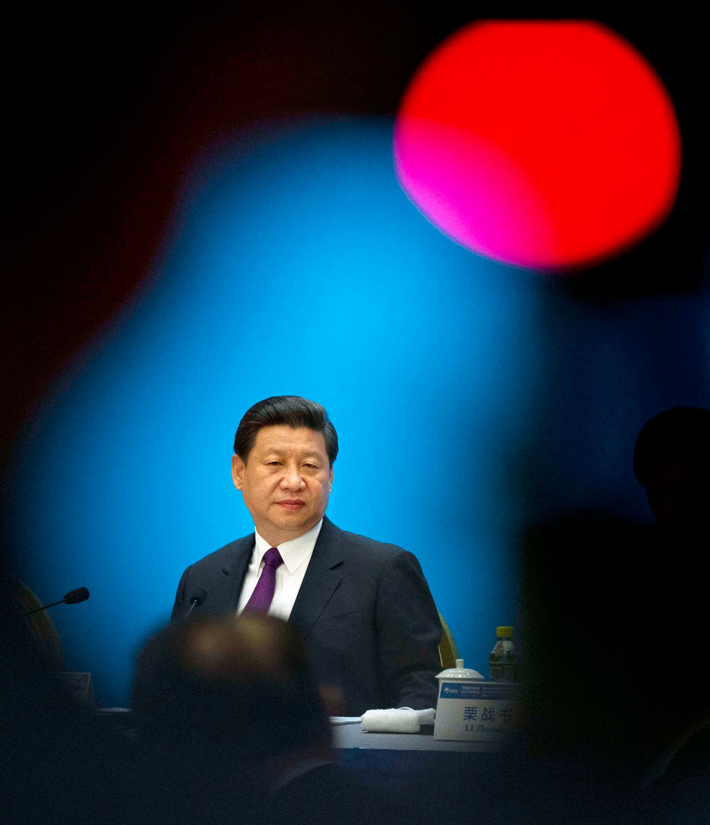 Xi Jinping kínai elnök tévékamerák fényében egy gazdasági fórum megnyitóján. Tabukat döntöget