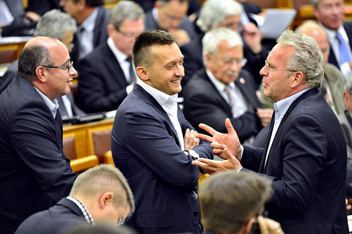 Sportos kormánypárti képviselők: Balla György, Rogán Antal és Pokorni Zoltán nyakkendő nélkül a Házban