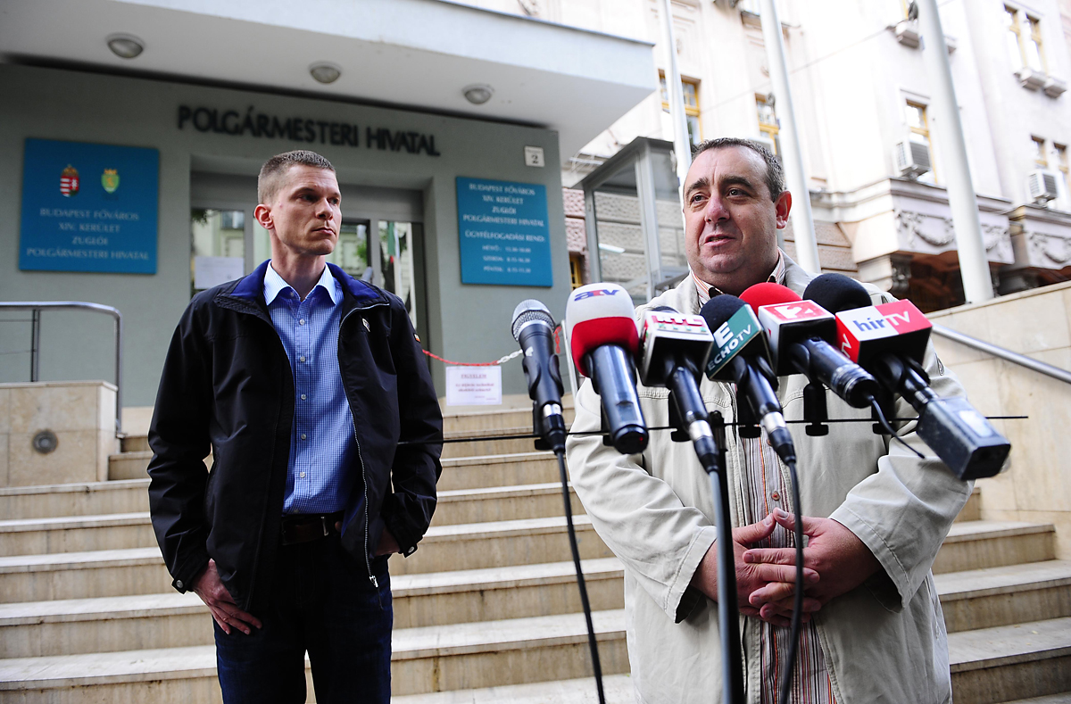 Lukács Zoltán, frakcióvezető-helyettes és Imre Gergely,az MSZP zuglói frakcióvezetője a XIV. kerületi Polgármesteri Hivatal előtt