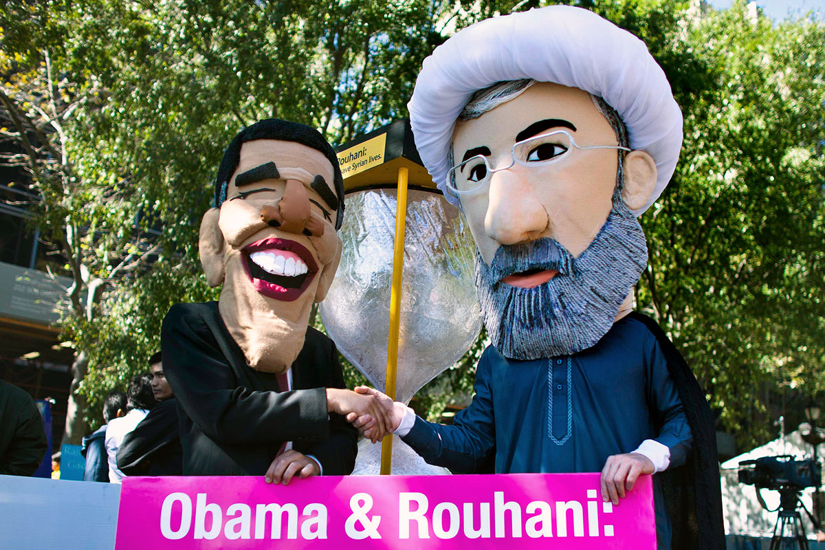 Tüntetők Obama amerikai és Róháni iráni elnök maszkjában az ENSZ székháza előtt