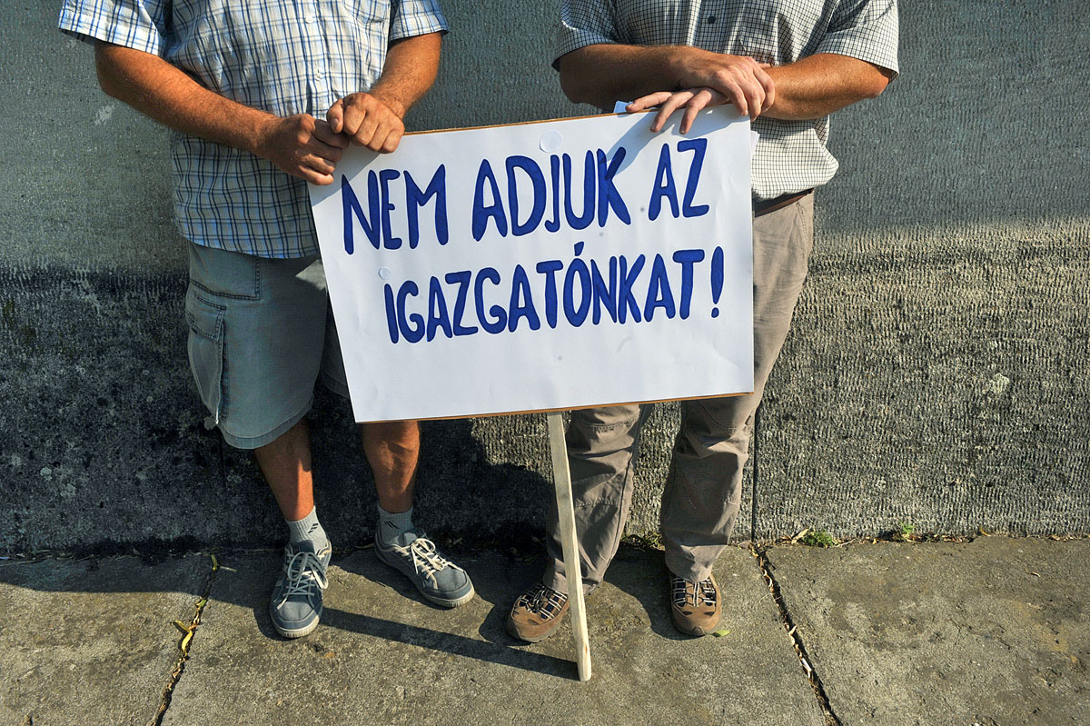 Jászapátiban a szülők demonstrációt tartottak a régi igazgató újbóli kinevezéséért. Sikertelenül