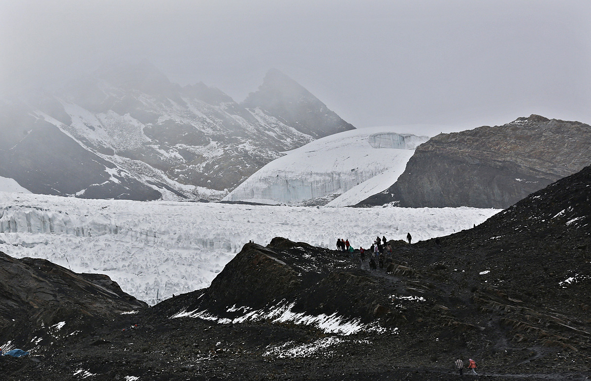 ourists visit the Pastoruri glacier along the Climate Change Route in Huaraz September 19, 2013. The Pastoruri glacier is one of the fastest receding glaciers in the Cordillera Blanca mountain range according to a 2012 paper by the University of Texa