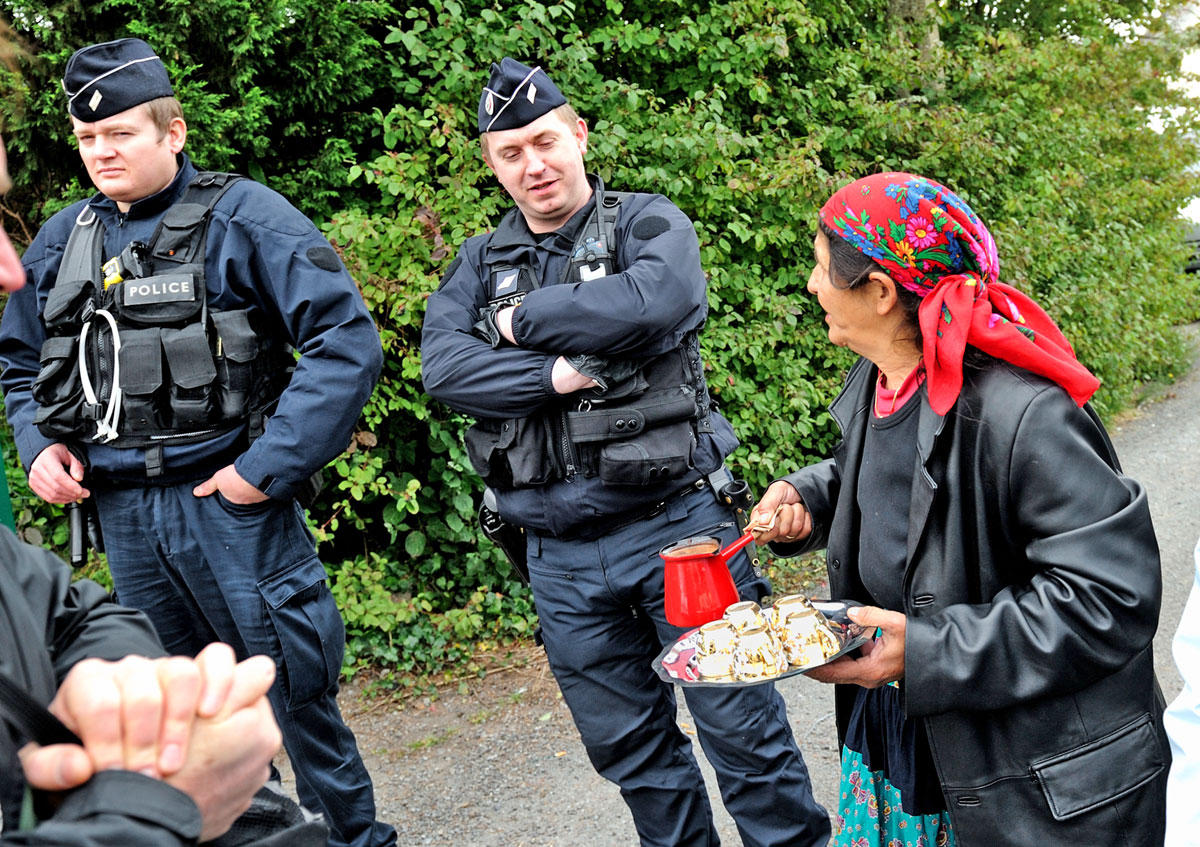 Egy roma asszony a  kávéval kínálta a rendőröket a telep felszámolása közben