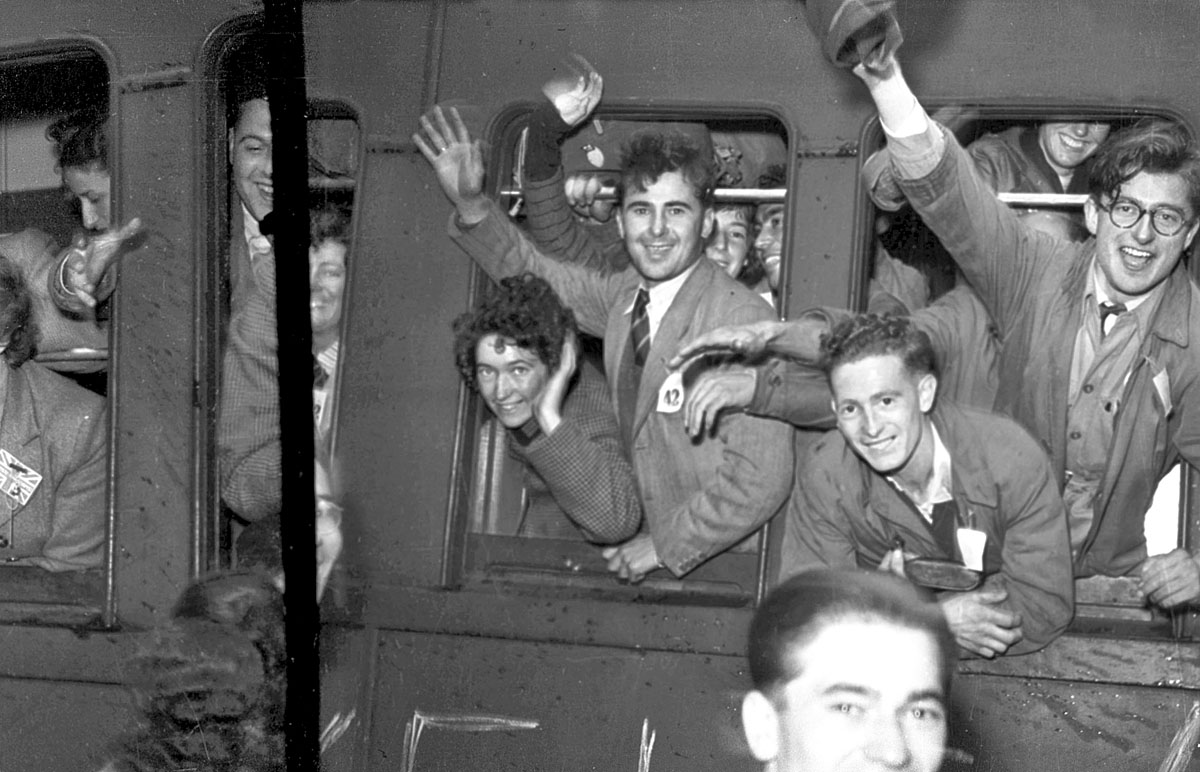 Az 1949-es Világi  úsági Találkozóra érkező külföldi vendégek a Keleti pályaudvarnál