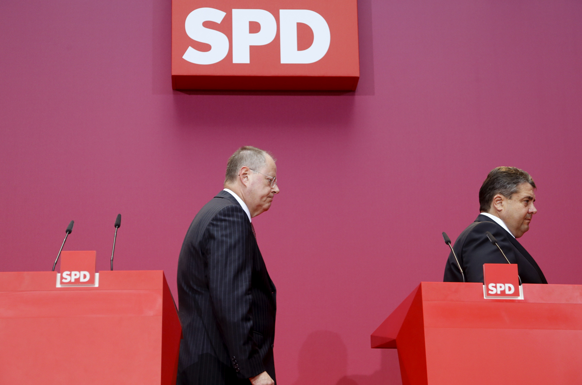 A nagykoalíció nem egy diadalmenet: a búcsúzó Peer Steinbrück és a pártelnök Sigmar Gabriel a pénteki tanácskozás után
