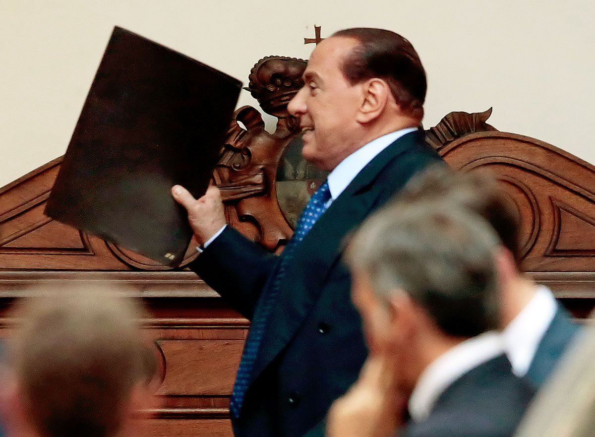 Silvio Berlusconi római rezidenciáján tart eligazítást követőinek. A jogerős bírósági ítéletet akarják semmissé tenni