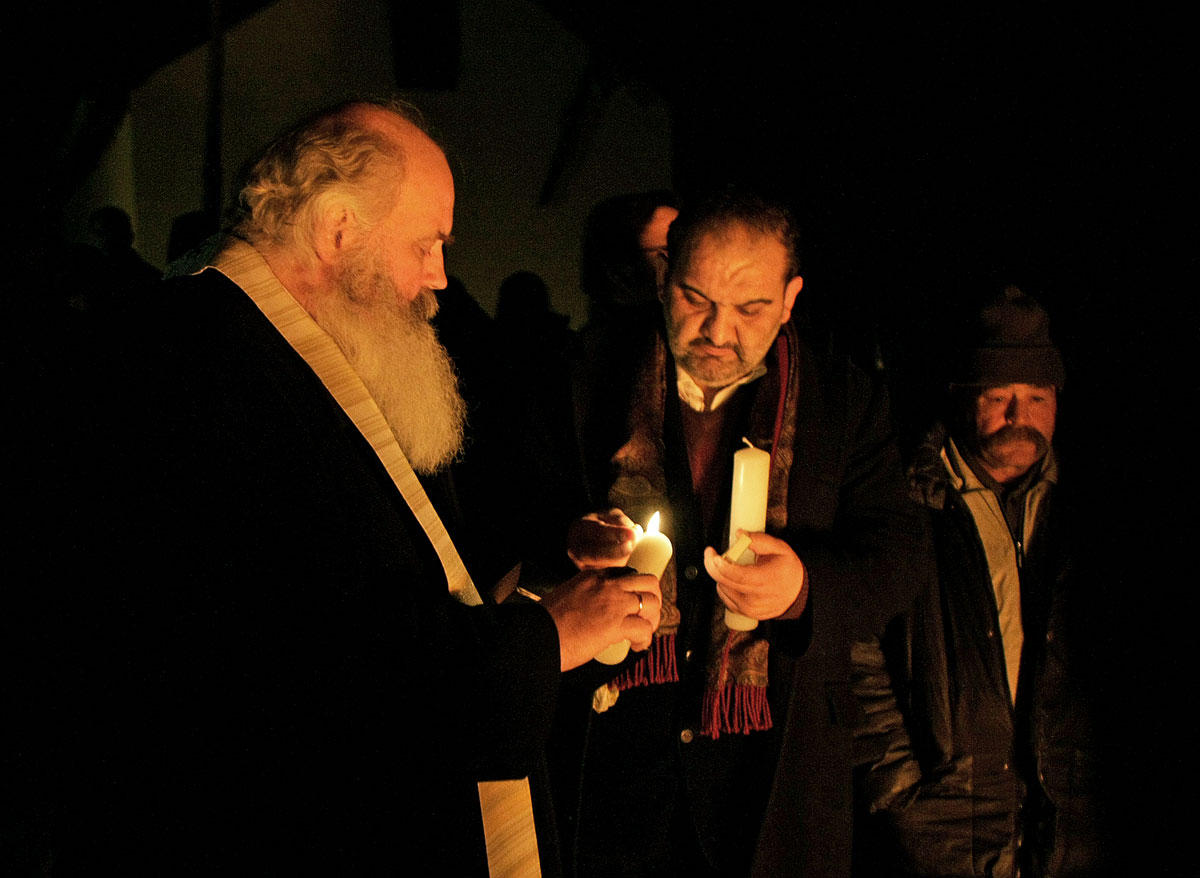 Iványi Gábor (balra) és Horváth Aladár 2009-ben Tatárszentgyörgyön a kettős cigánygyilkosság áldozatai – apa és fia– emlékére rendezett virrasztáson