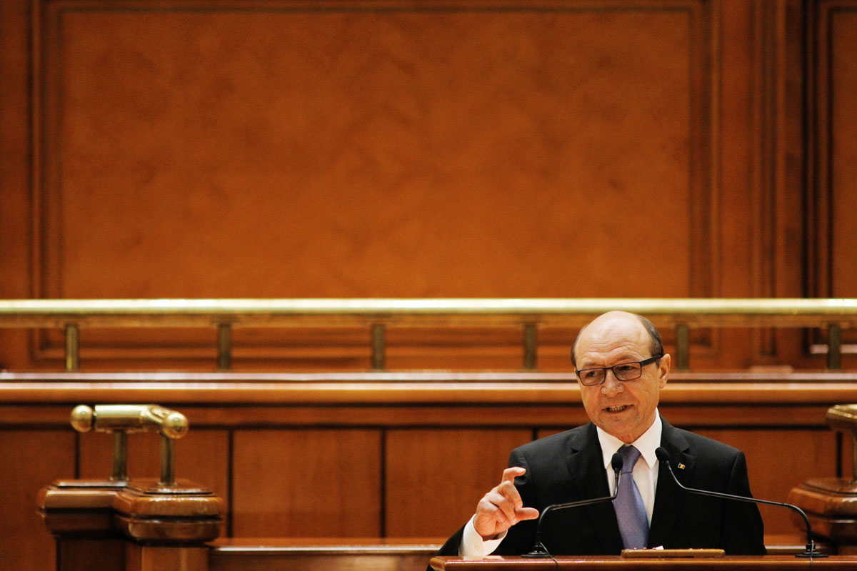 Traian Basescu a bukaresti parlamentben. Szerinte a kormányfő belegázolt az igazságszolgáltatásba