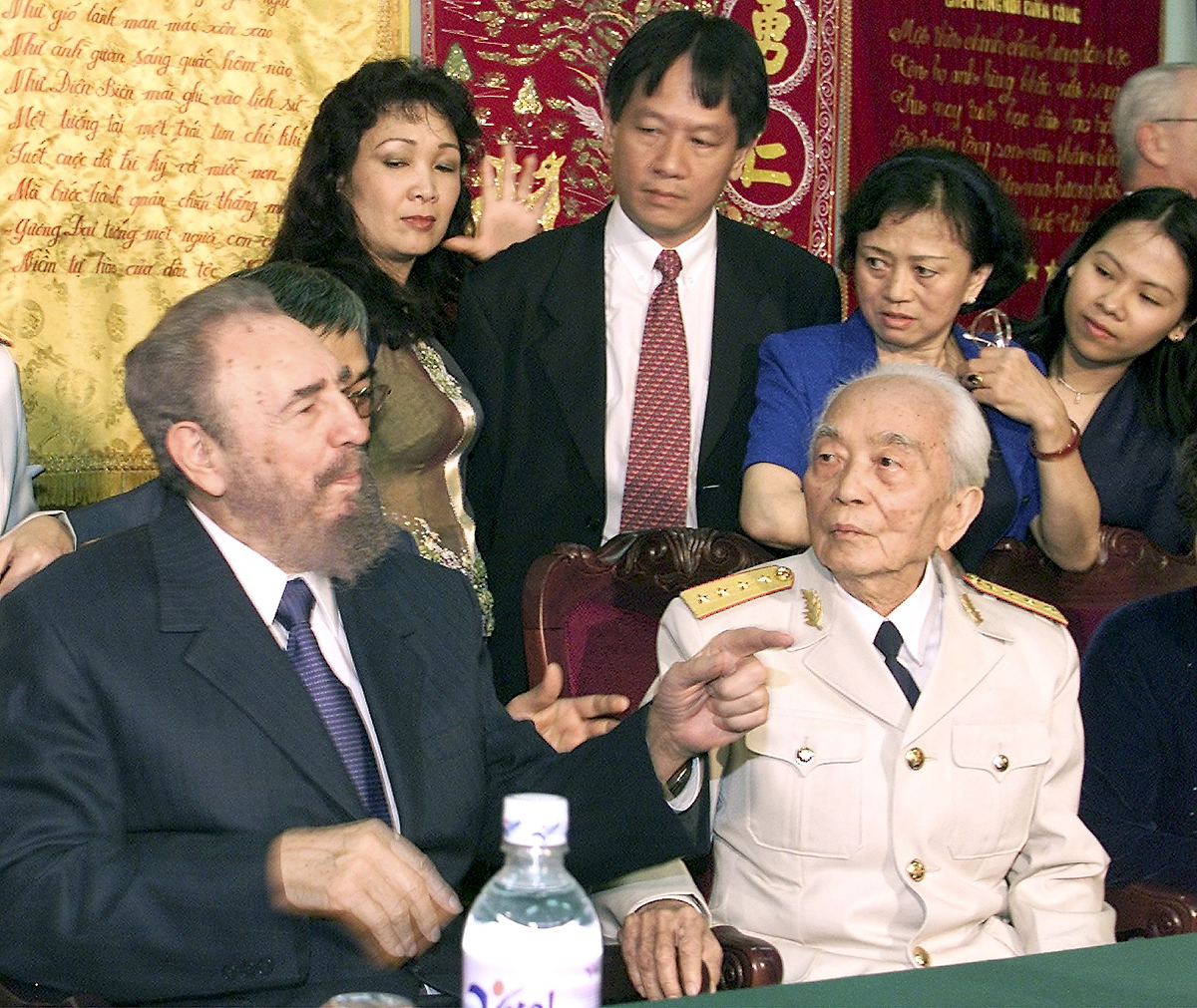 Fidel Castro 2003-ban  Vo Nguyen Giapnál. Soha nem felejtett