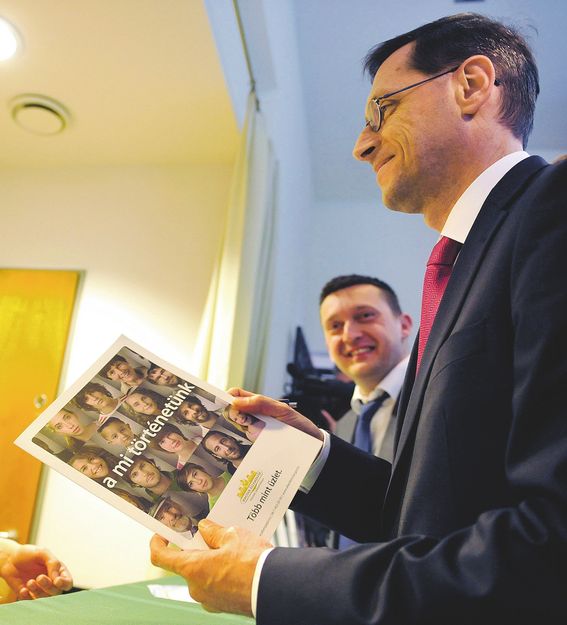 Varga Mihály nemzetgazdasági miniszter és Rogán Antal egy állampapír-értékesítési ponton. Vételen