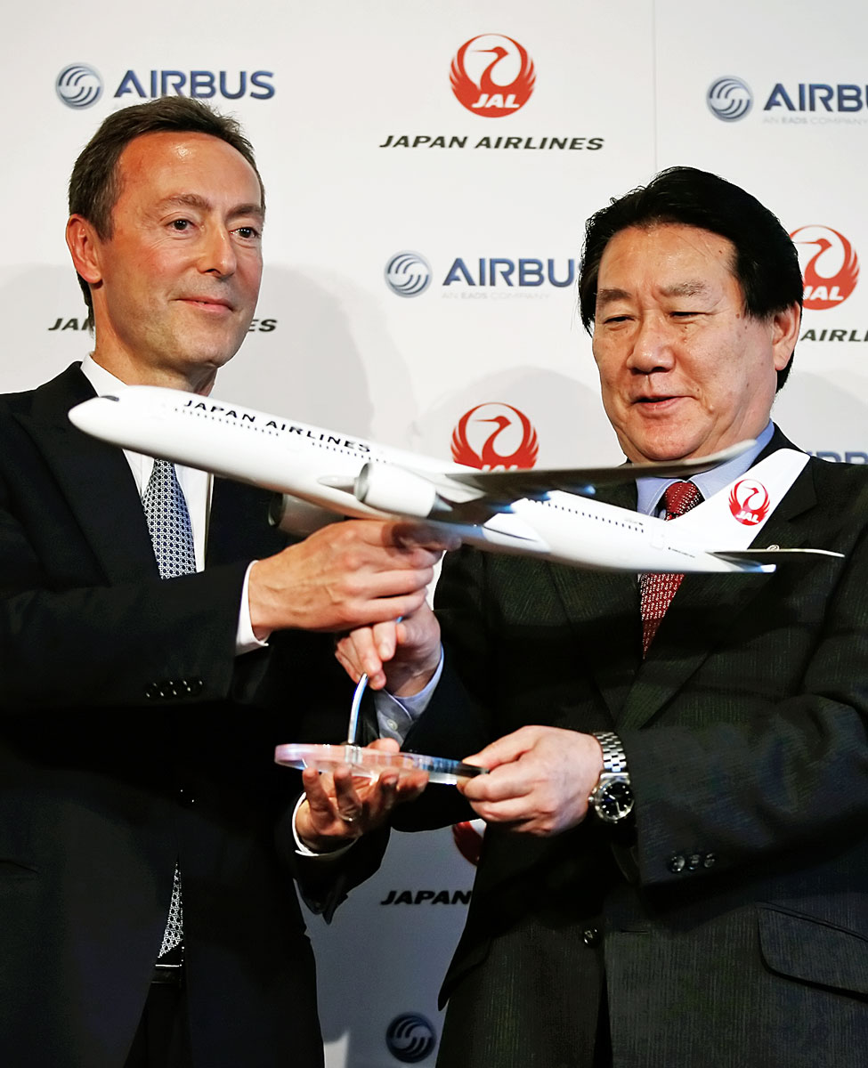 Fabrice Bregier és Yoshiharu Ueki az Airbus A350-es modell makettjével