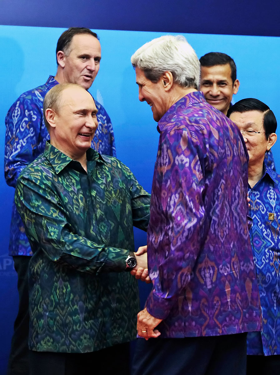 Vlagyimir Putyin orosz elnök (balra) John Kerry amerikai külügyminisztert üdvözli az APEC-csúcson