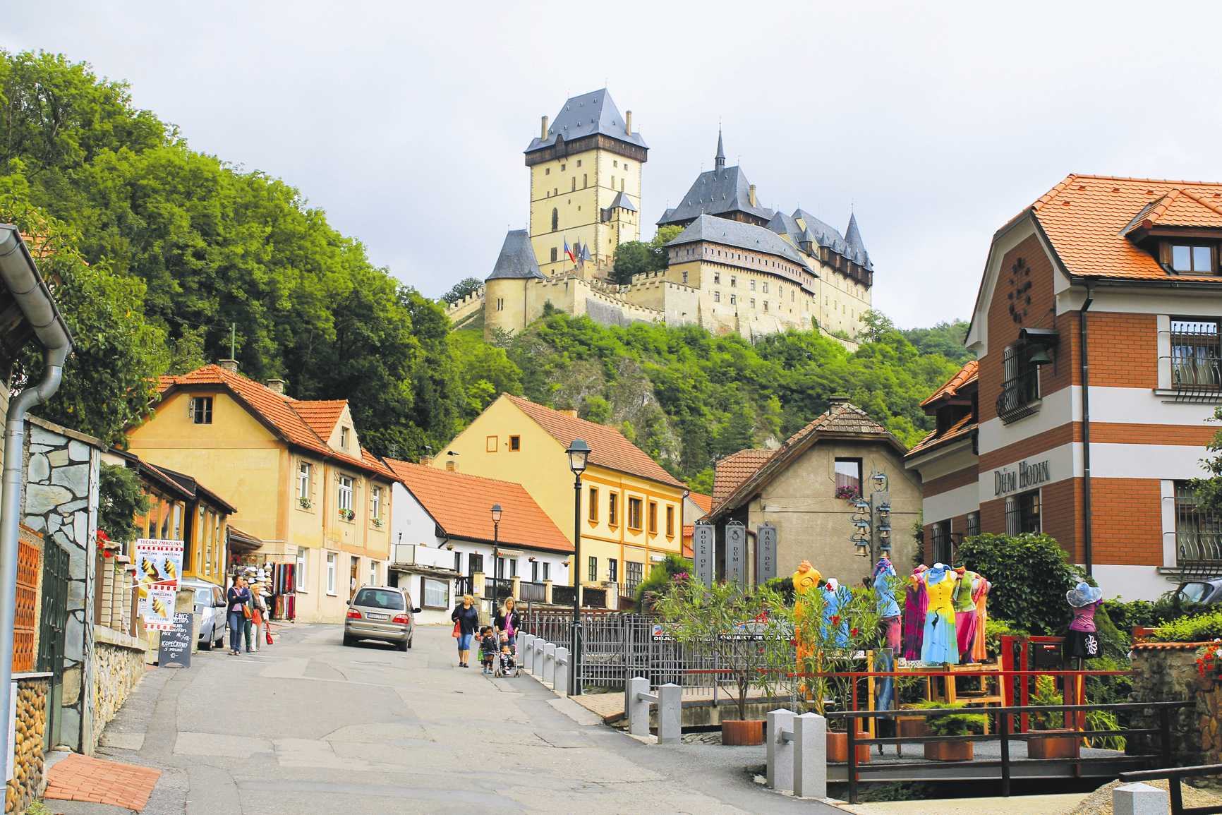 Karlstejn várának tornyából Nyugat-Csehország nagy részére gyönyörű kilátás nyílik