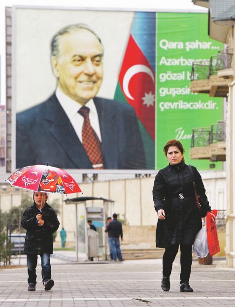 Családi képtár. A mostani államfő apja, Hejdar Alijev portréja Bakuban