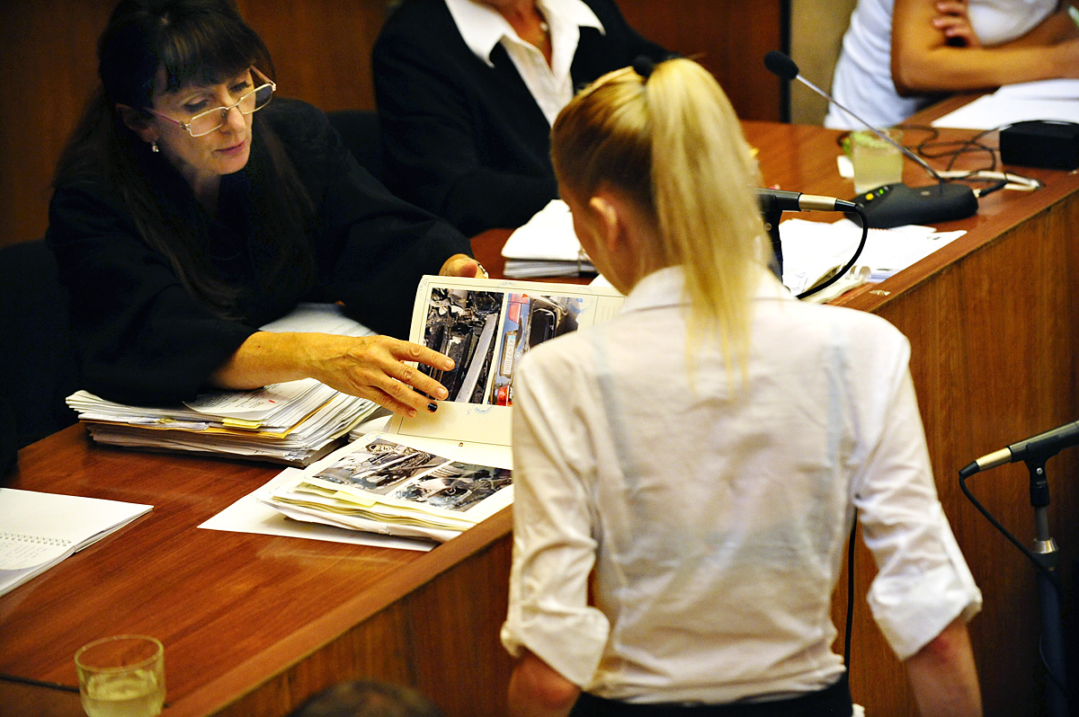Eva Varholíková Rezesová szembesül a helyszínen készült fotókkal