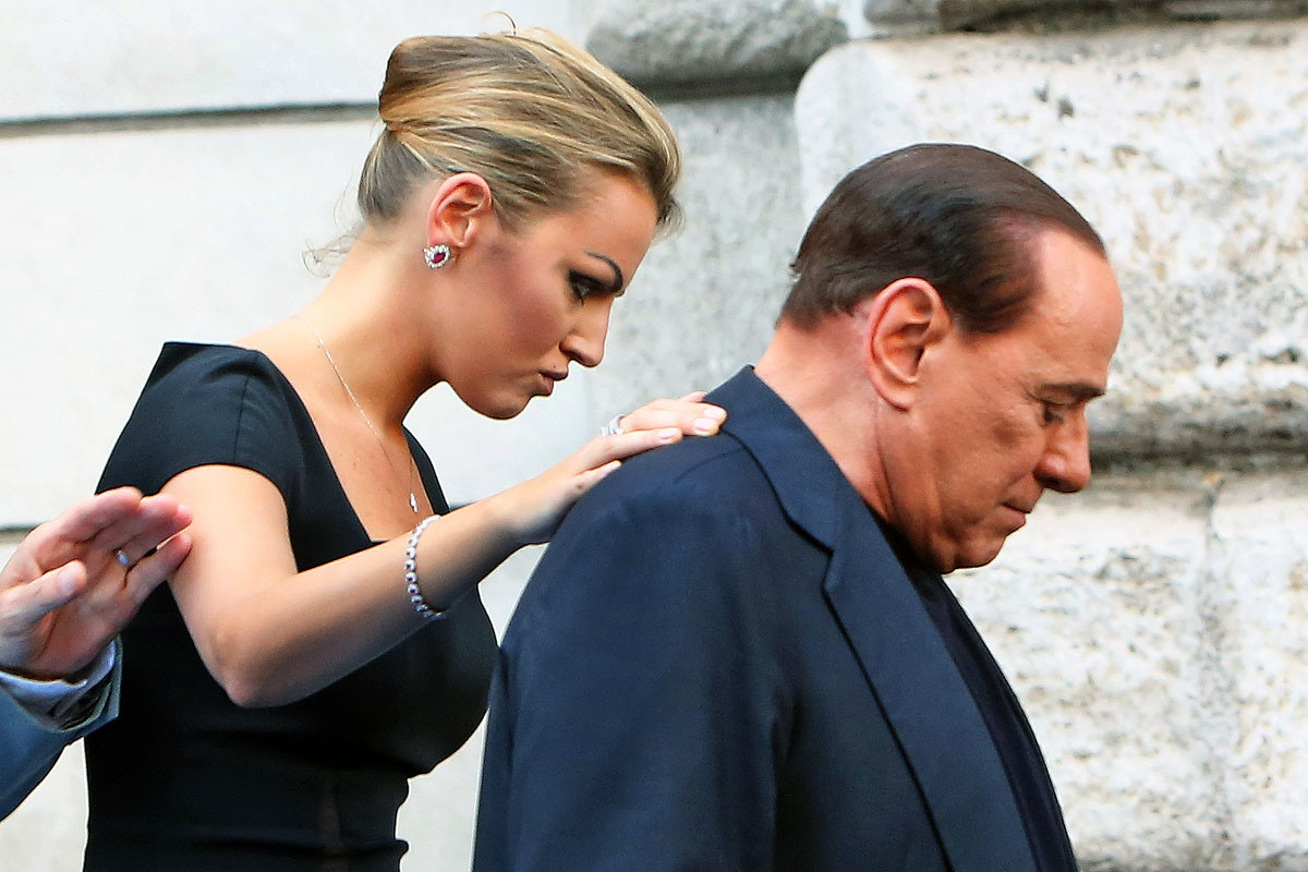 Silvio Berlusconi barátnője, Francesca Pascale társaságában egy pártrendezvényről távozik. Ráfér majd a támogatás?