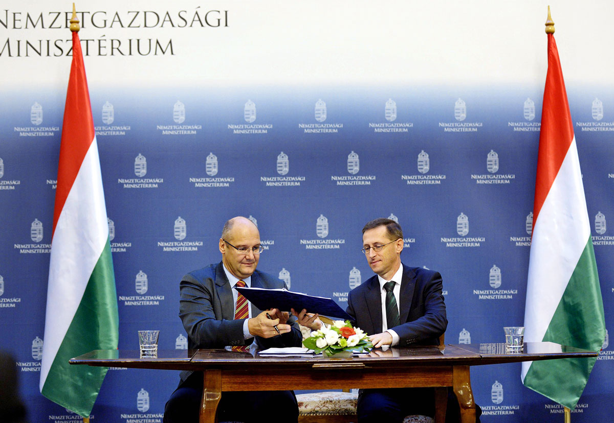 Jörg Spiegel és Varga Mihály a támogatási szerződés aláírásán