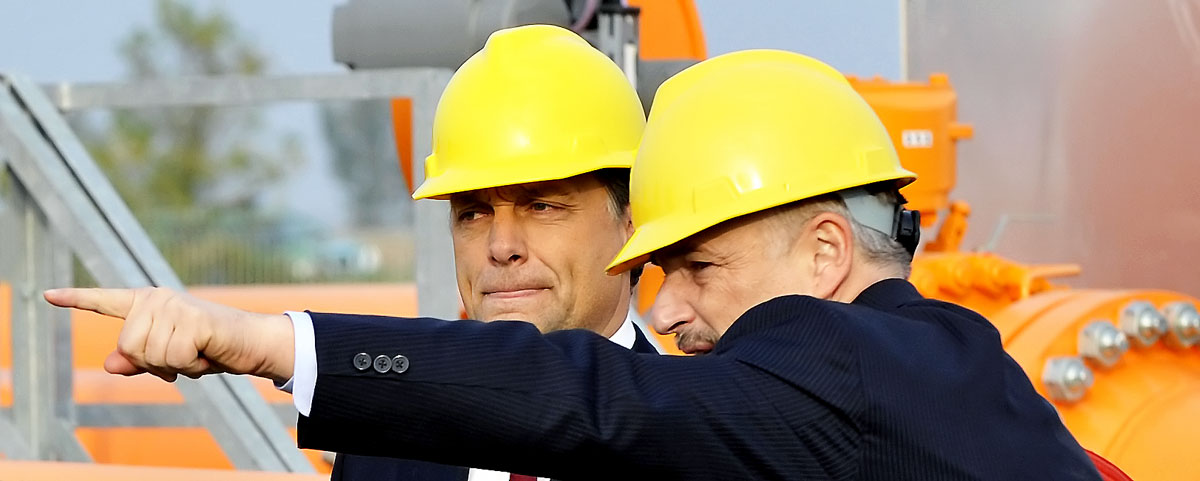 A kormányfő és a Mol-vezér a magyar–román gázvezeték átadásán 2010-ben