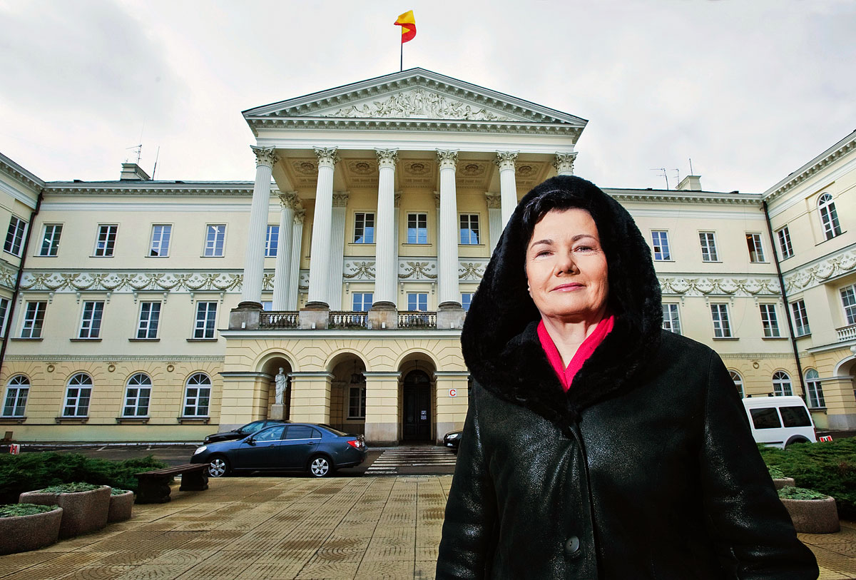 Hanna Gronkiewicz-Waltz a főpolgármesteri hivatal előtt