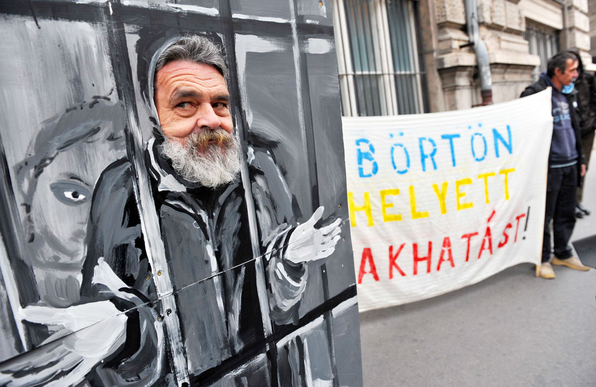 A Város Mindenkié csoport 2011-es tüntetése a Kocsis Máté által jegyzett hajléktalantörvény ellen