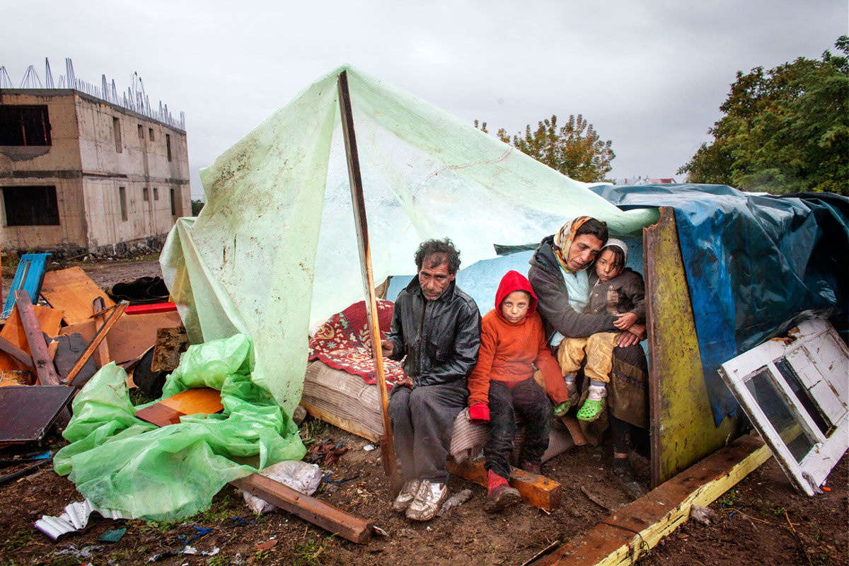 Kilakoltatás után: Eforie Sud városában az eső ellen próbál védekezni egy roma család