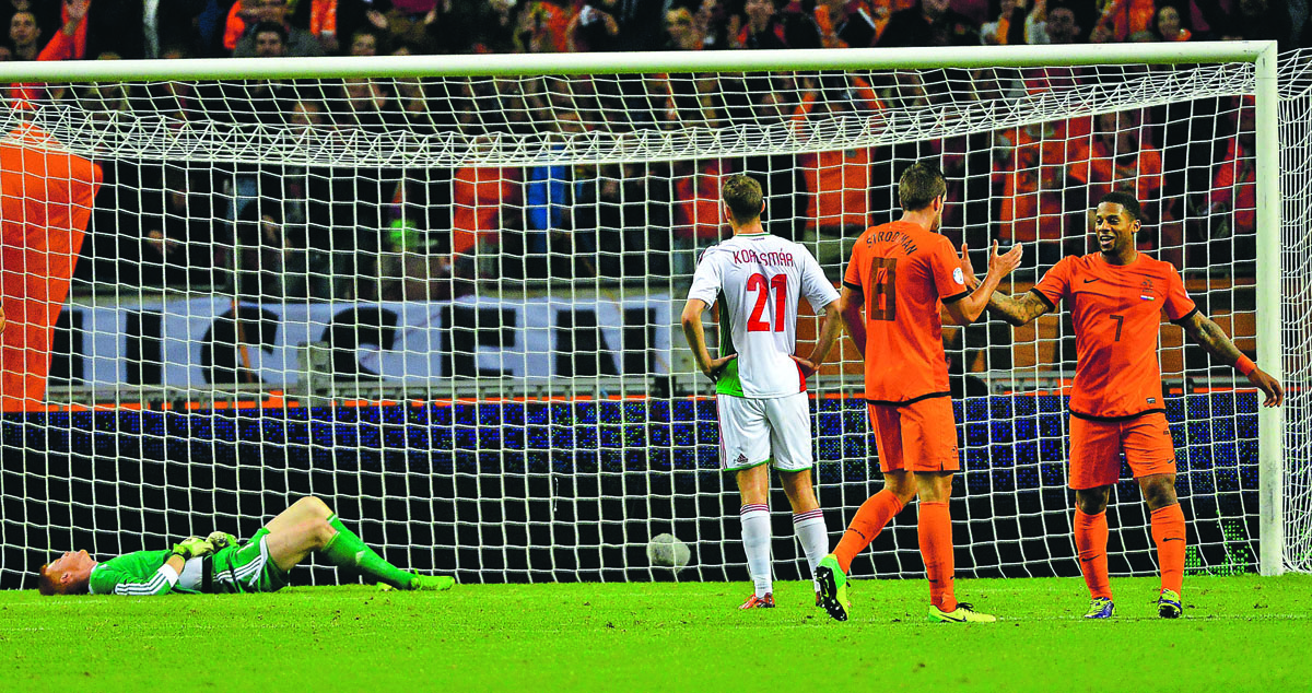 Bogdán Ádám (földön) és Korcsmár Zsolt a harmadik holland gól után a Hollandia - Magyarország világbajnoki selejtező mérkőzésen