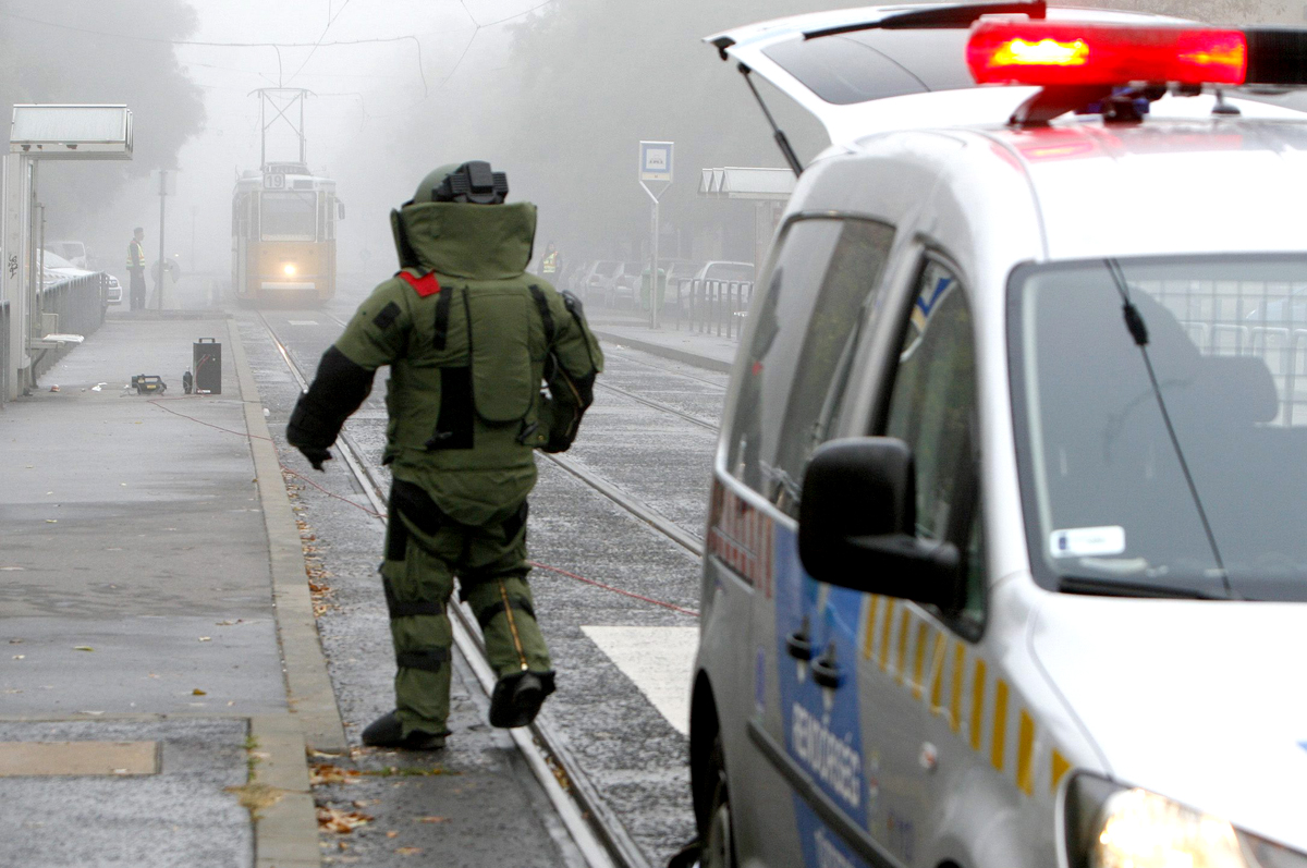 Tűzszerész érkezik egy robbanószerkezetnek látszó tárgyhoz a Bartók Béla úton egy villamosmegállóban, amelyet egy férfinél találtak
