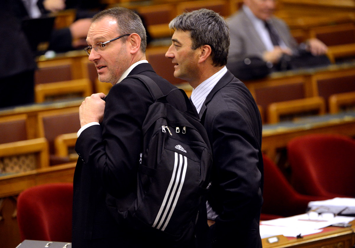 Zsigó Róbert, a Fidesz képviselője (b) Cséfalvay Zoltán államtitkár mellett a parlamentben