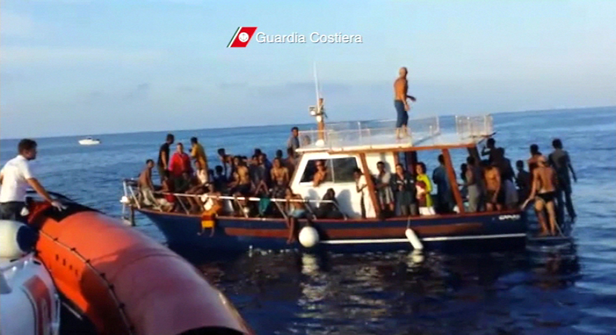 Lampedusánál kimentett menekültek