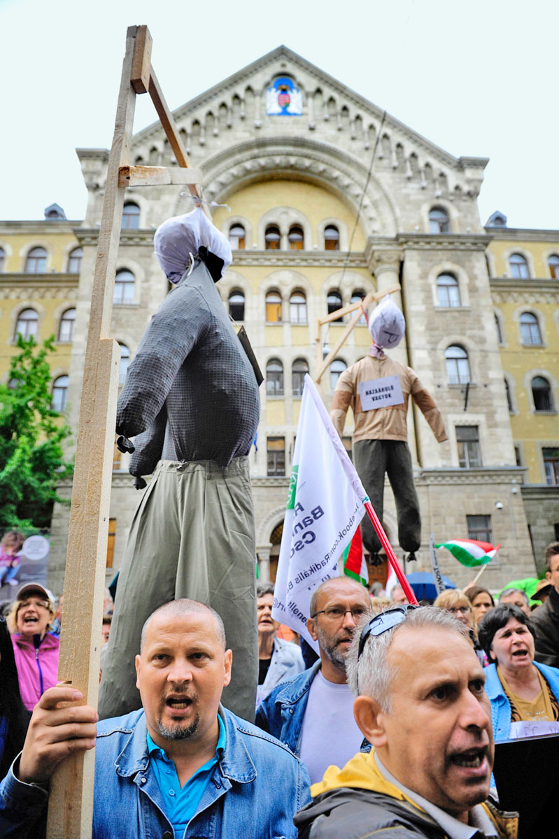 A döntés ellen demonstráló civilek a Kúria előtt