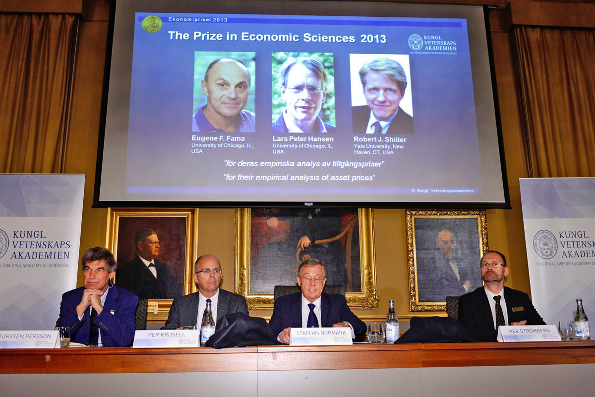 A svéd akadémia tagjai bejelentik a Nobel-díj nyerteseit: Eugene F. Fama, Lars Peter Hansen és Robert J. Shiller