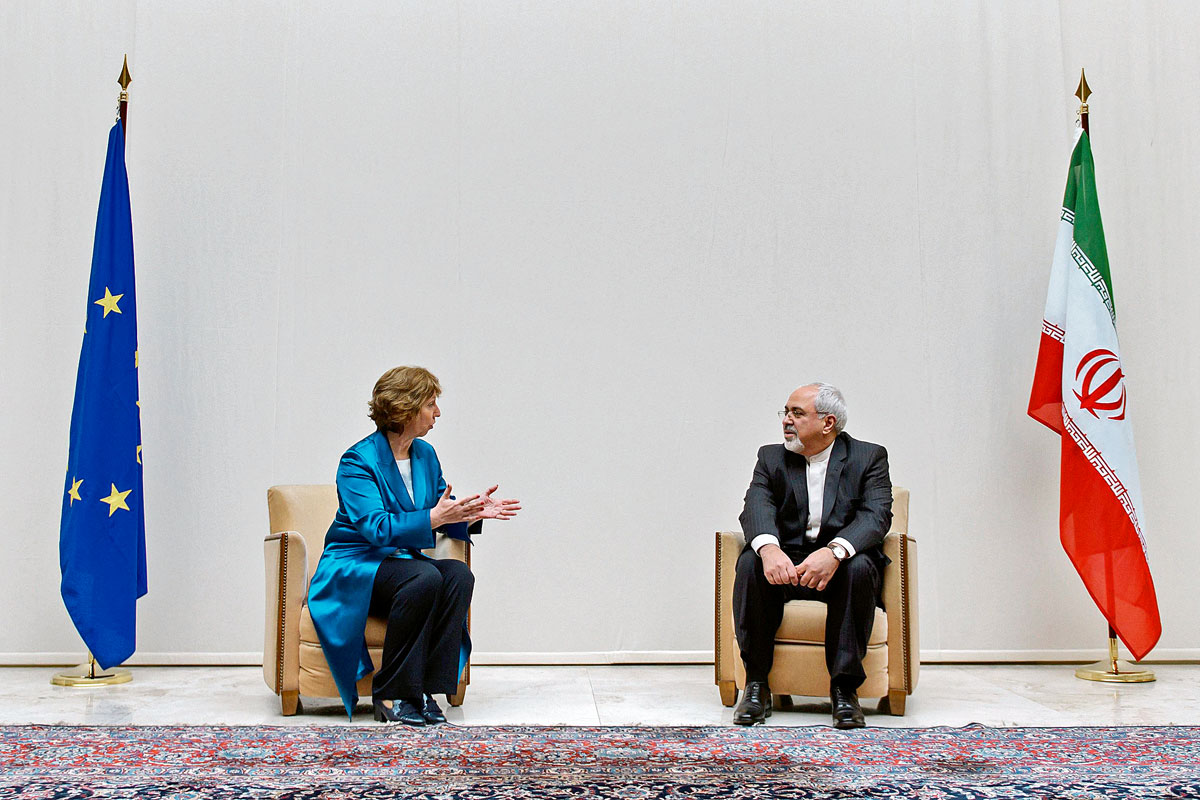 Az Európai Unió külügyi főképviselője, Catherine Ashton (balra) és Dzsavád Zarif iráni külügyminiszter Genfben, a kétnapos tárgyalások kezdete előtt