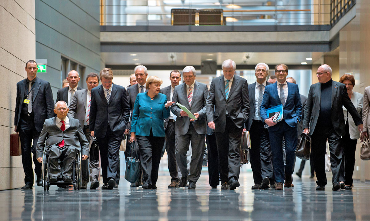 Merkel és a CDU küldöttsége útban a Zöldekkel folytatott egyeztető tárgyalások felé. Vannak, akik máris aggódnak a német demokrácia miatt