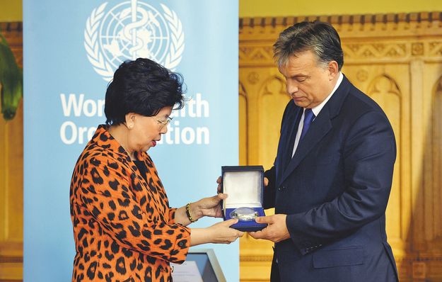 Orbán átveszi a díjat. De miért úgy néz ki, mint egy hamutartó?