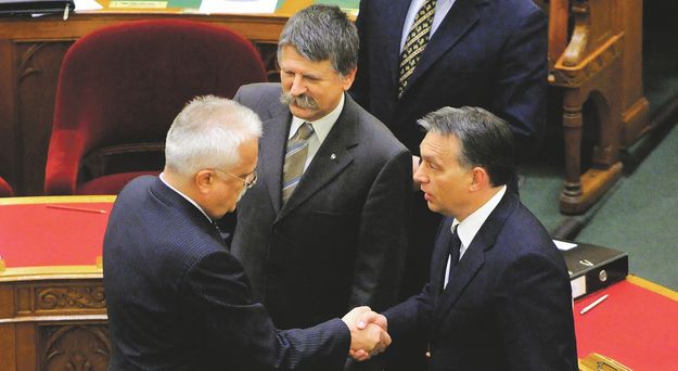 Orbán Viktor és Kövér László gratulál 2011-ben Paczolay Péternek AB-elnökké való újraválasztásához