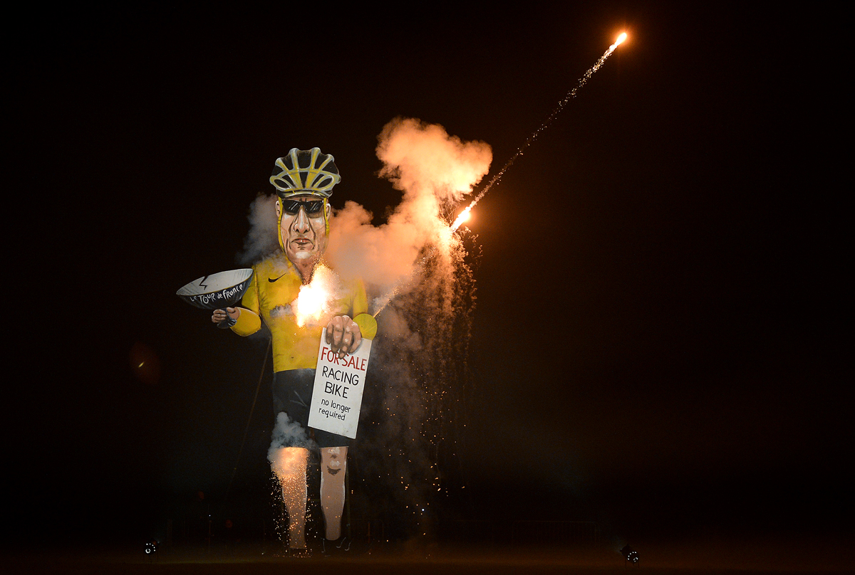Egy biciklijét áruló Armstrong-báb ég a hagyományos angliai máglyarakás éjjelén