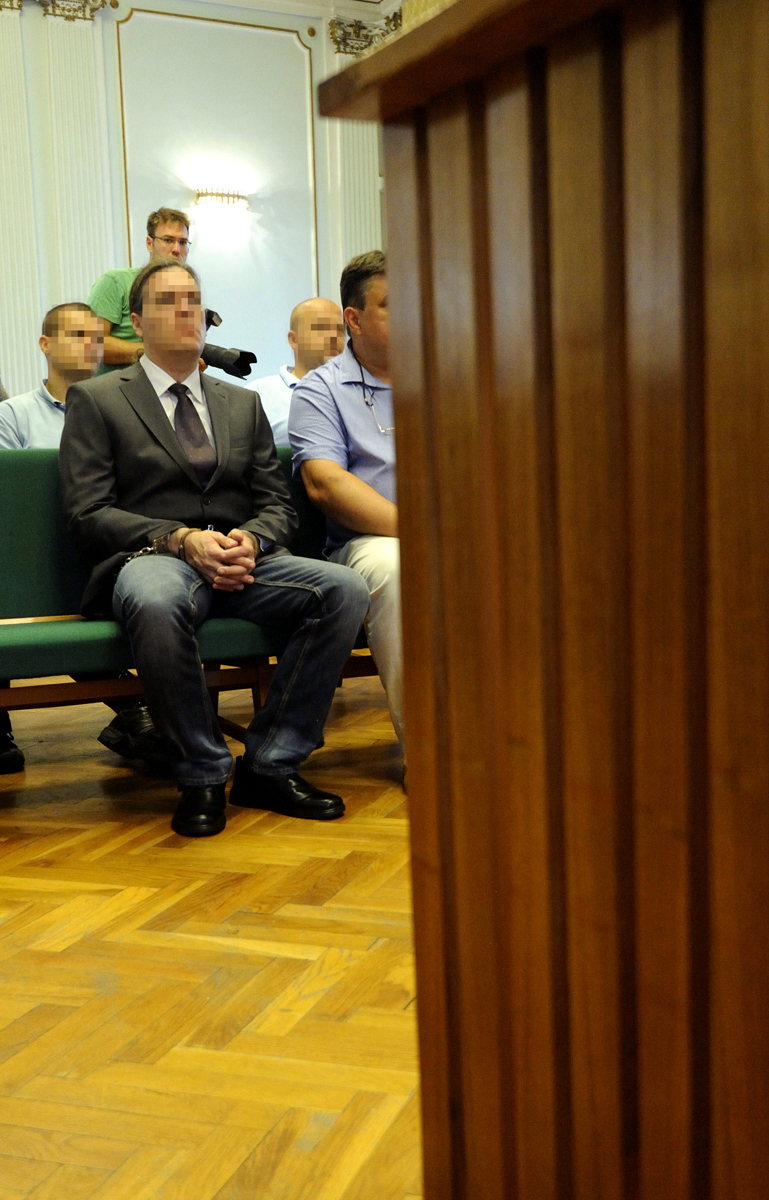 Az osztrák Thomas Robert B. a bíróság előtt. A vád szerint 2012. október 11-én Apátfalván Hummer terepjárójával szándékosan halára gázolta Kenéz Imre rendőrjárőrt